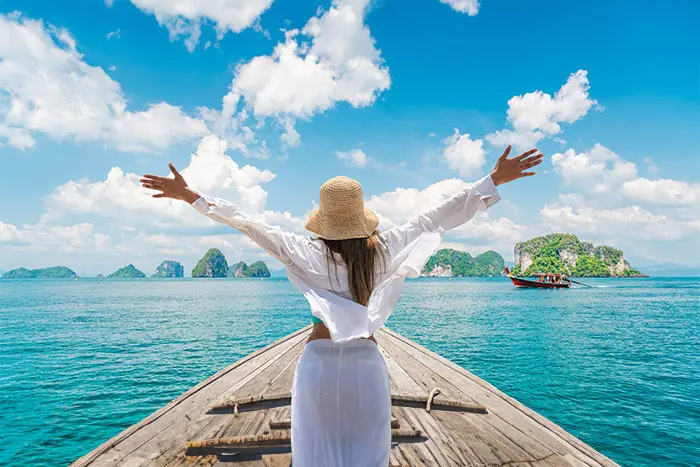 Pemandangan pantai dengan bukit